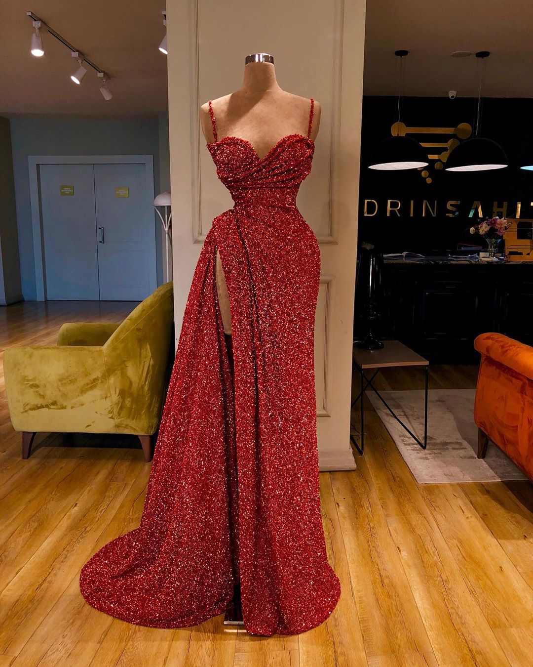 Vestido de Festa Comprido Sereia Sexy com Alças Finas e Lantejoulas, com Fenda