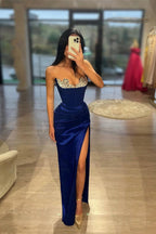 Vestido longo sexy azul real em corte coluna, sem mangas, com pedras brilhantes e racha