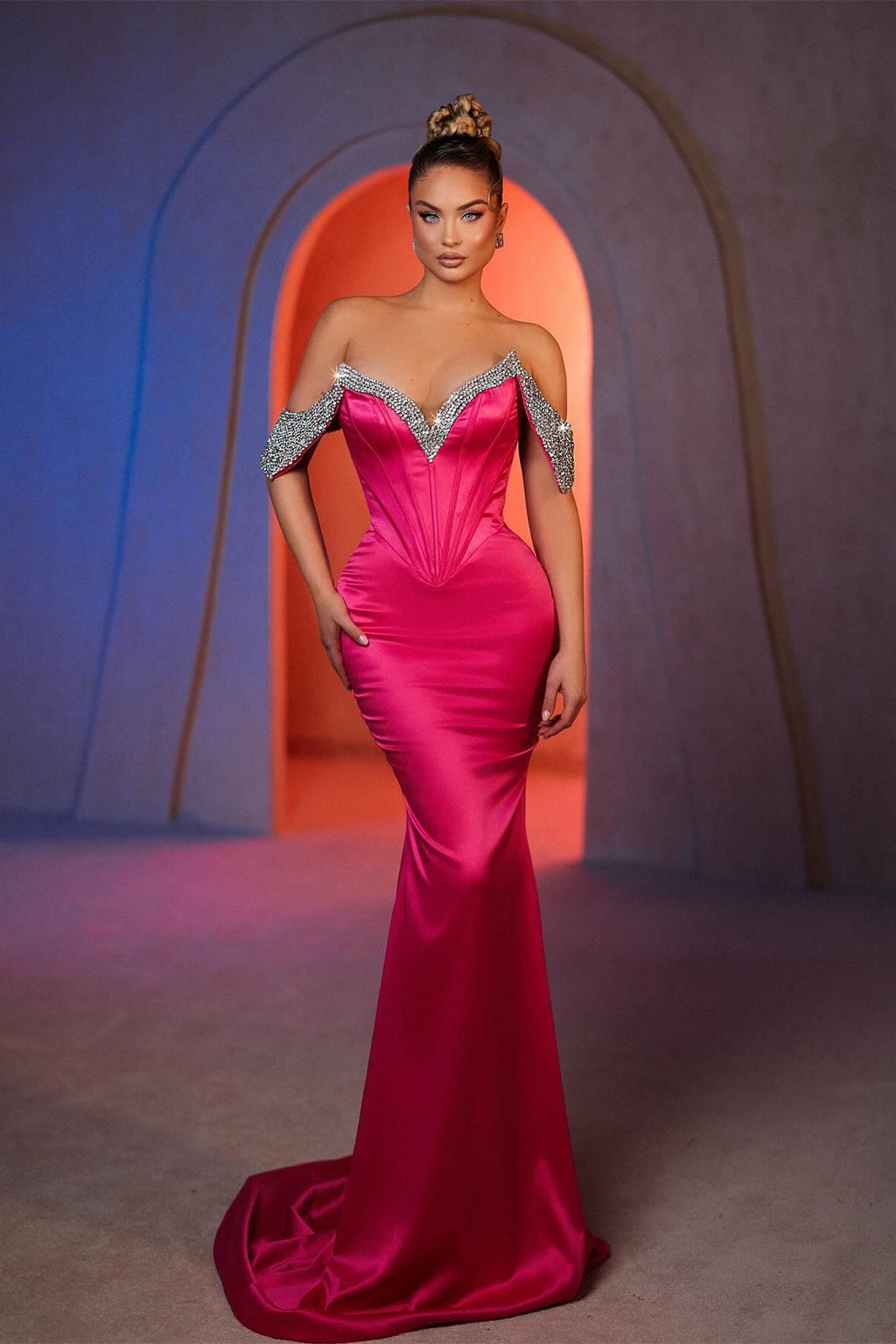 Abito da sera in raso con spalle scoperte, senza maniche, decorato con strass, stile sirena seducente