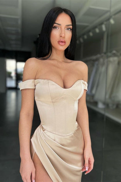 Vestido de fiesta largo de satén con abertura lateral y hombros descubiertos sexy