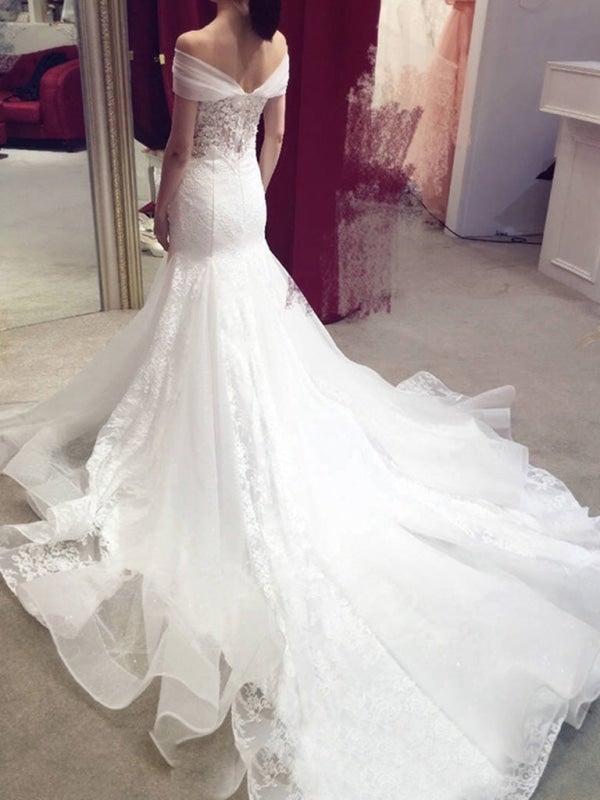 Abito da sposa elegante con strascico a cappella, scollo a barca, pizzo applicato, sirena graziosa e seducente