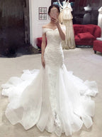 Abito da sposa elegante con strascico a cappella, scollo a barca, pizzo applicato, sirena graziosa e seducente