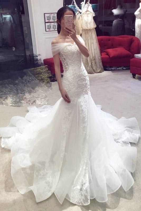 Abito da sposa elegante con strascico a cappella, scollo a barca, pizzo applicato, sirena graziosa e seducente