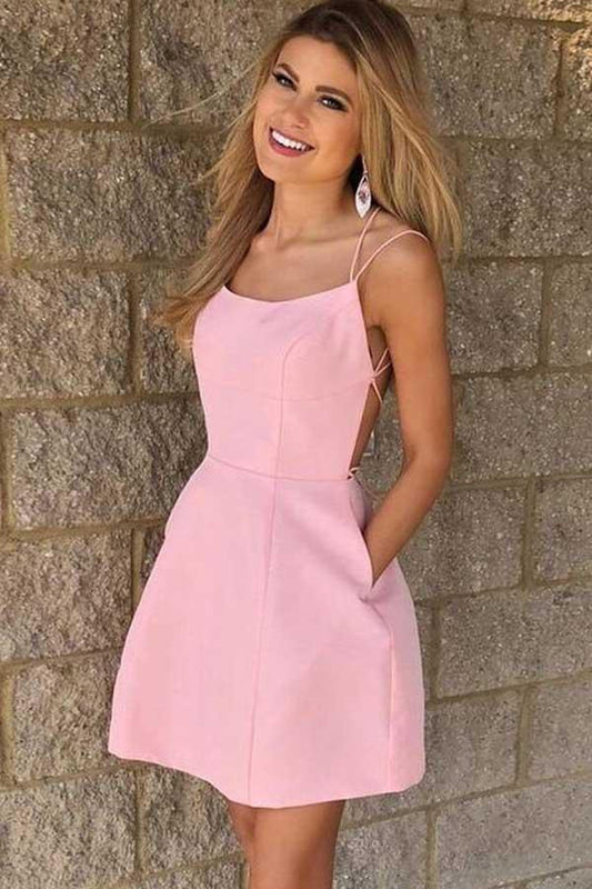 Vestido corto rosa sexy con tirantes finos y bolsillos para la fiesta de bienvenida.