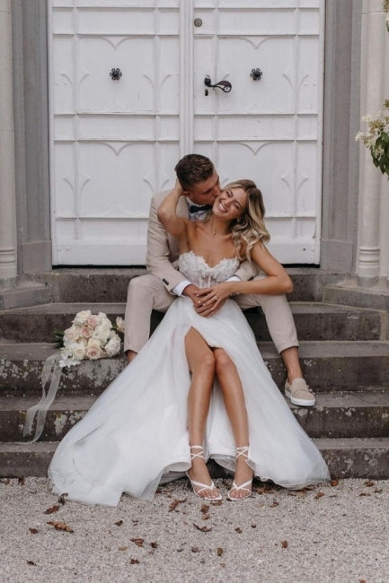 Sexy trägerloses, ärmelloses, säulenförmiges, bodenlanges Tüll-Brautkleid mit Applikationen 