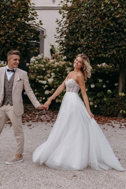 Sexy trägerloses, ärmelloses, säulenförmiges, bodenlanges Tüll-Brautkleid mit Applikationen 