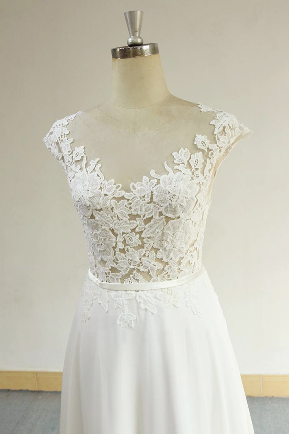 V Neck Appliques Sleeveless A Line Chiffon Wedding Dress White Bridal Gown