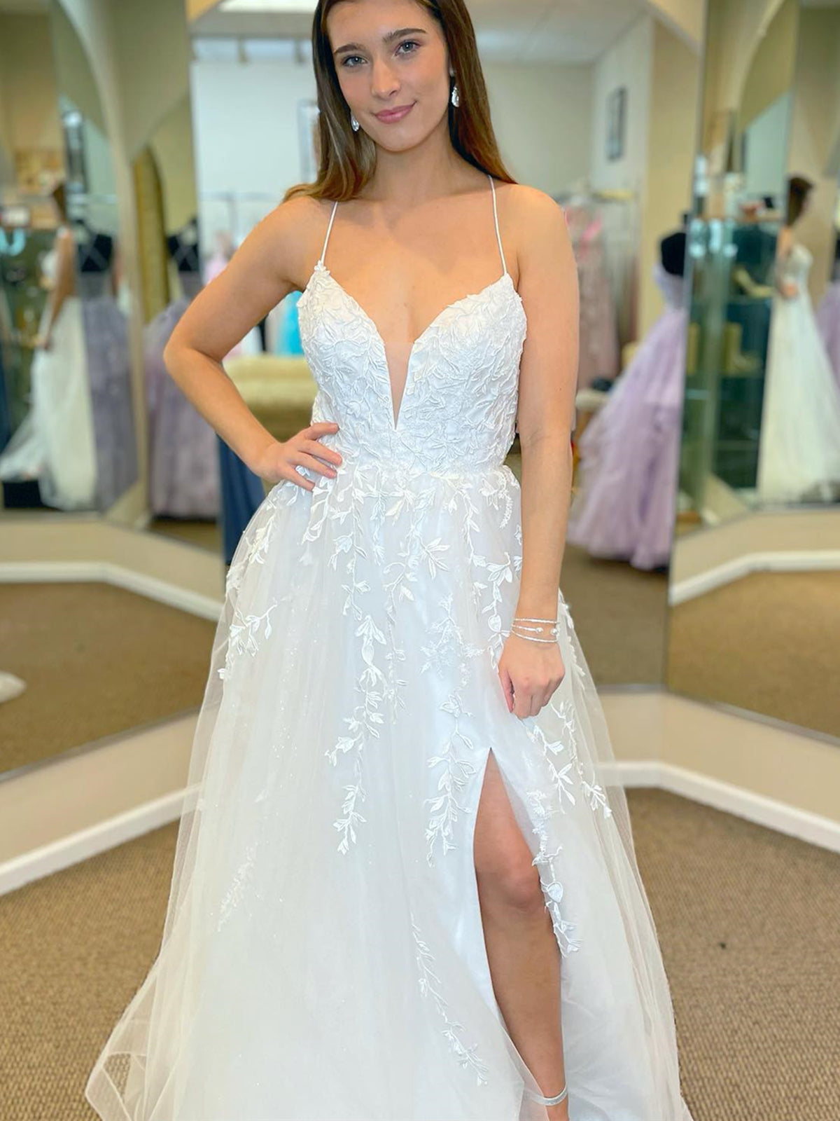 Abito da sera bianco lungo a linea ad A con scollo a V, pizzo e tulle, con spacco