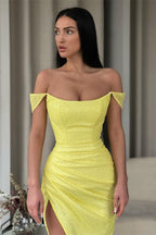 Abito lungo giallo sexy con spalle scoperte e spacco per ballo di fine anno