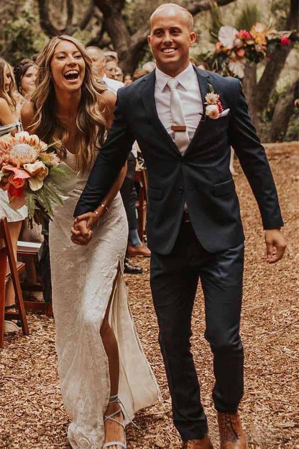 Vestido de novia con cola de corte, sin mangas, escote redondo y encaje en la espalda