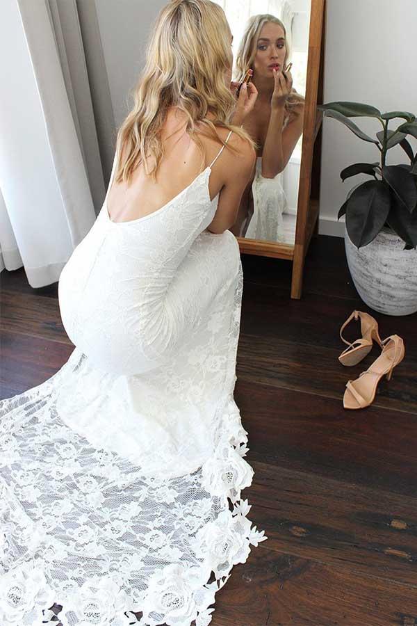 Vestido de novia con cola de corte, sin mangas, escote redondo y encaje en la espalda
