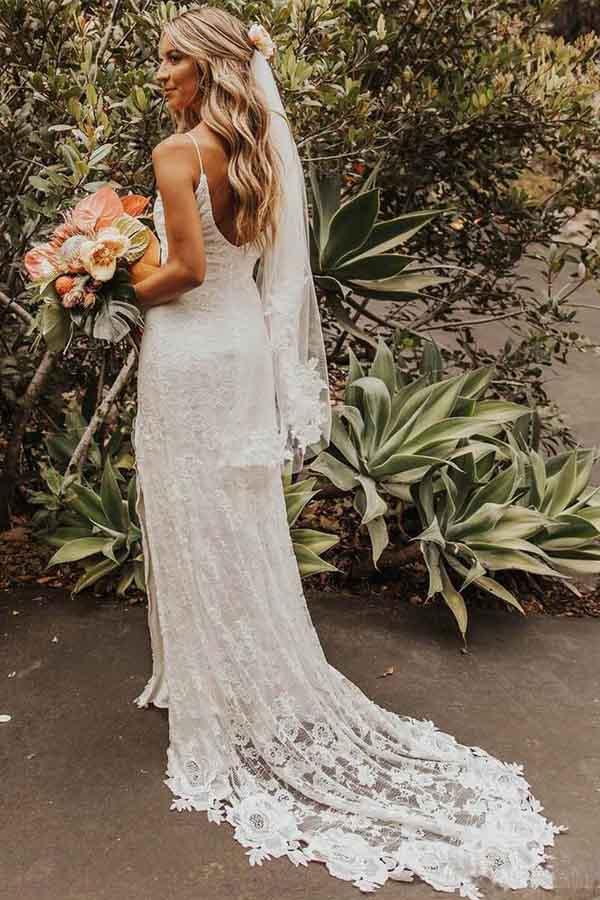 Vestido de novia con cola de corte, sin mangas, escote redondo y encaje en la espalda