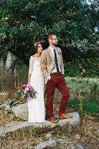 فستان زفاف أبيض بطول ذيل مع كتف مكشوف وأكمام طويلة