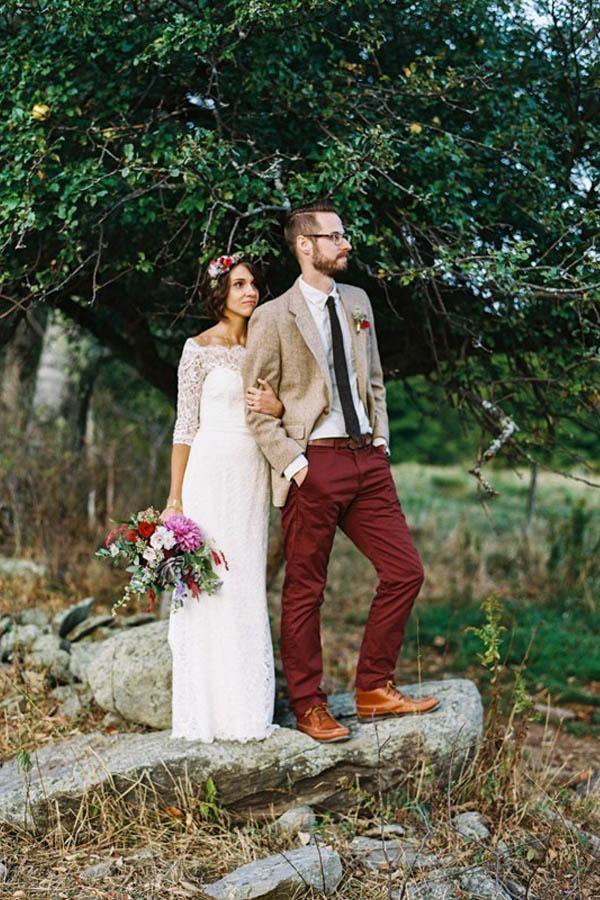 Vestido de novia blanco con cola larga y hombros descubiertos