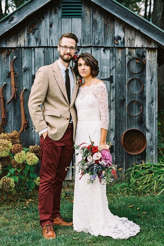Weißes, schulterfreies Brautkleid mit Schleppe und langen Ärmeln