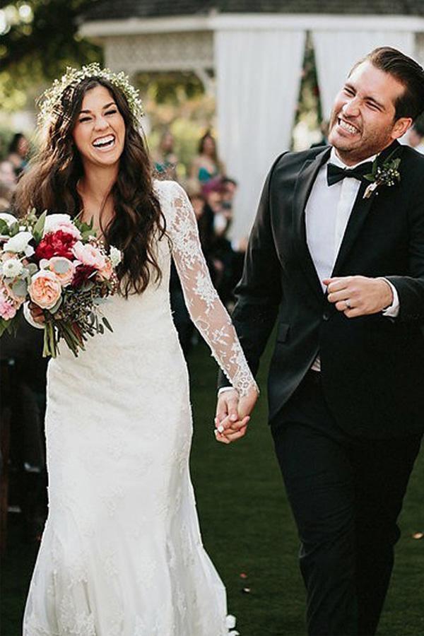 Vestido de novia de tul con escote en V, mangas largas, espalda descubierta y apliques