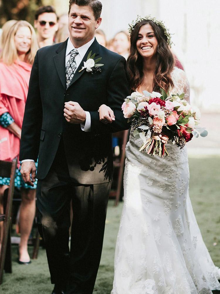 Vestido de novia de tul con escote en V, mangas largas, espalda descubierta y apliques