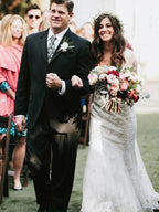 Vestido de novia de tul con escote en V, mangas largas, espalda descubierta y apliques