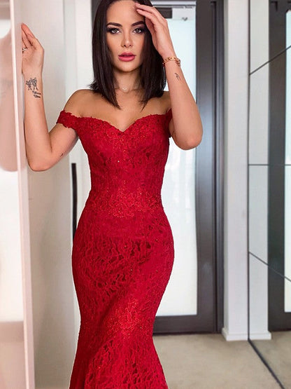 Etui-Linie/Säule Off-the-Shoulder Ärmellos Spitze Rüschen Ballkleider