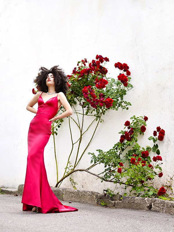 Vestidos de fiesta de satén tipo seda, con escote en V, sin mangas y volantes, corte tubo/columna