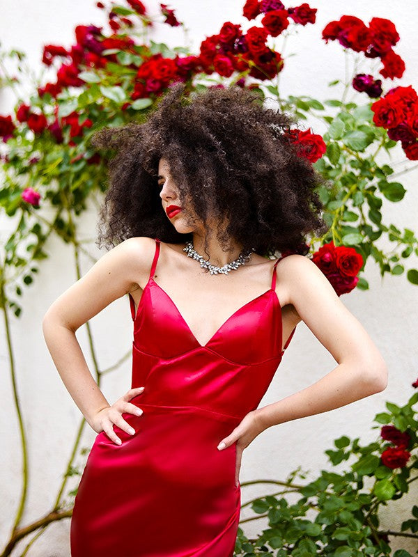 Vestidos de fiesta de satén tipo seda, con escote en V, sin mangas y volantes, corte tubo/columna