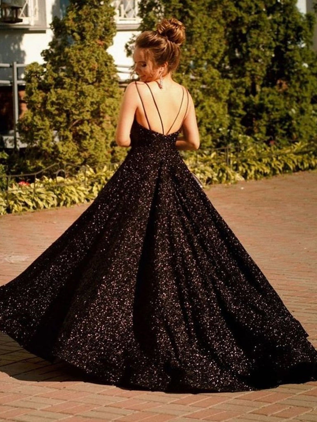 Abito lungo nero lucido a linea ad A con scollo a V, senza schienale, decorato con paillettes, da sera formale