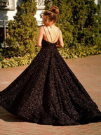 Abito lungo nero lucido a linea ad A con scollo a V, senza schienale, decorato con paillettes, da sera formale