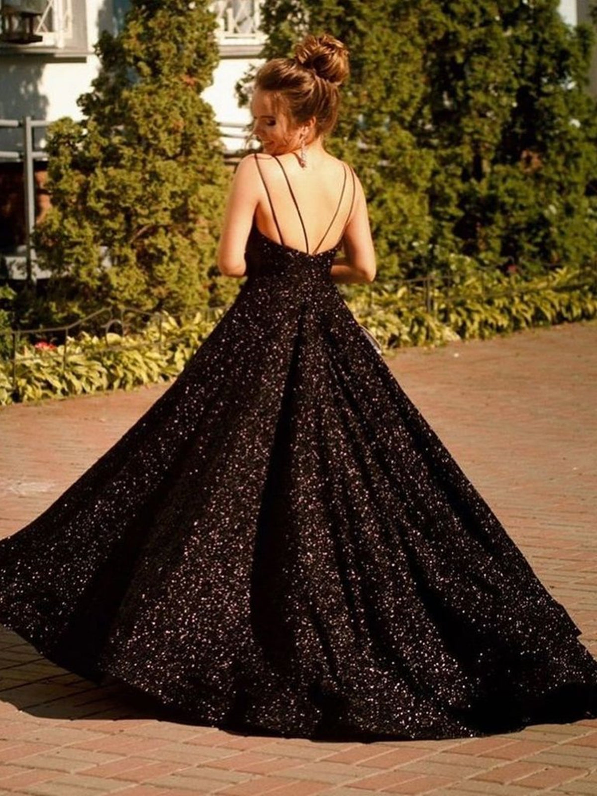 Abito lungo nero lucido a linea ad A con scollo a V, senza schienale, decorato con paillettes, da sera formale