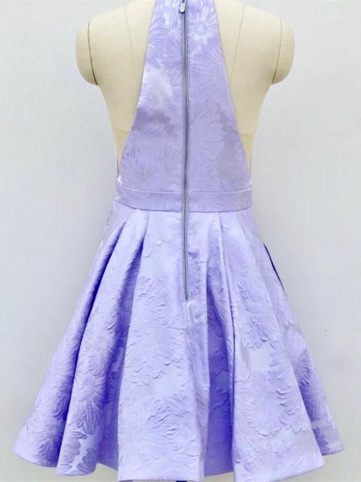 Kurzes A-Linien-Heimkehrkleid mit tiefem V-Ausschnitt und Neckholder
