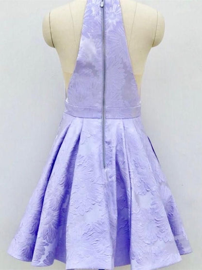 Kurzes A-Linien-Heimkehrkleid mit tiefem V-Ausschnitt und Neckholder
