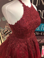 Vestidos curtos de baile de finalistas com decote halter, renda, tule e costas descobertas em corte evasê