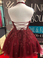 Vestidos curtos de baile de finalistas com decote halter, renda, tule e costas descobertas em corte evasê