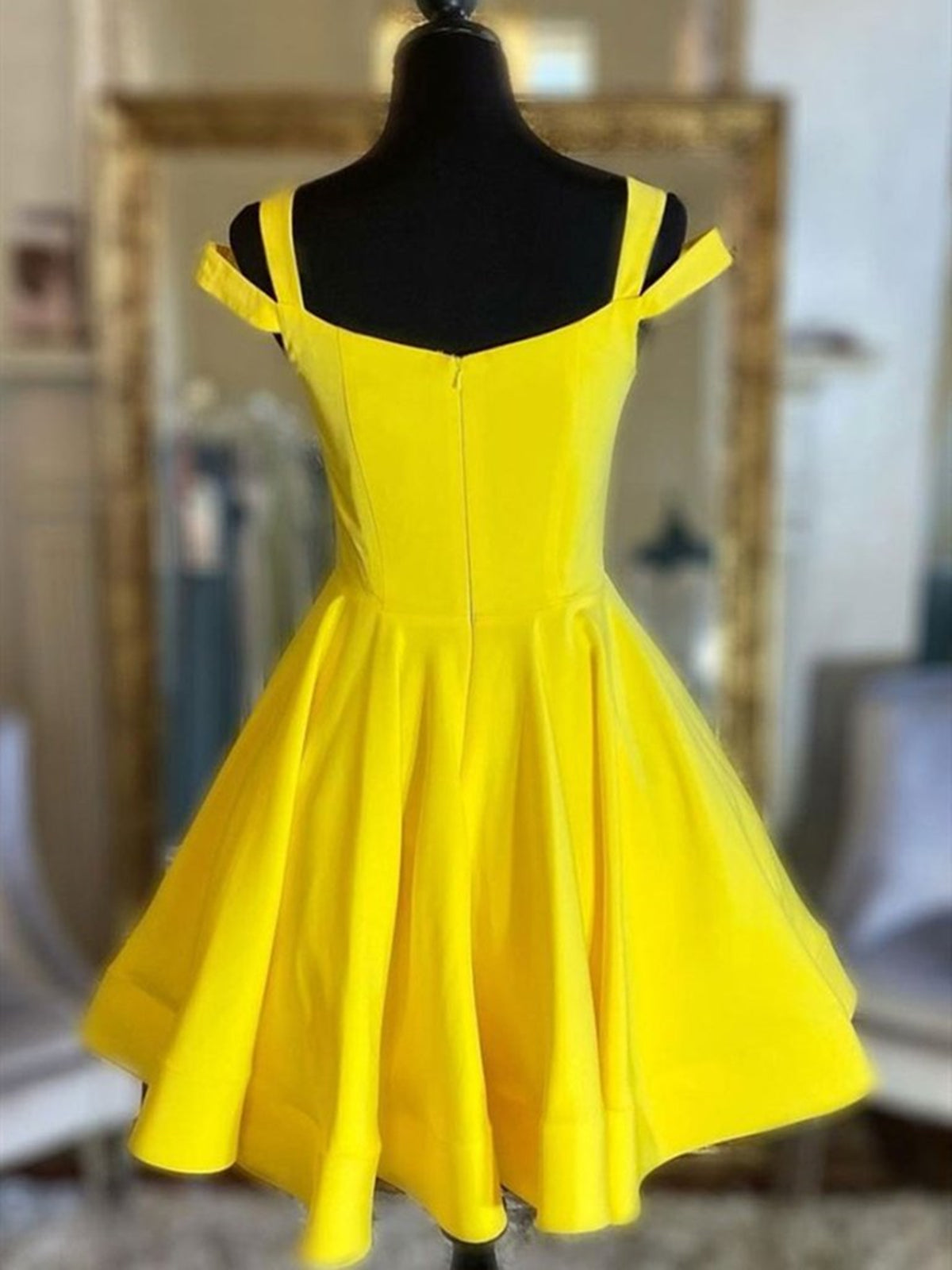 Kurzes A-Linien-Abendkleid aus Satin mit schulterfreiem Abschlussball