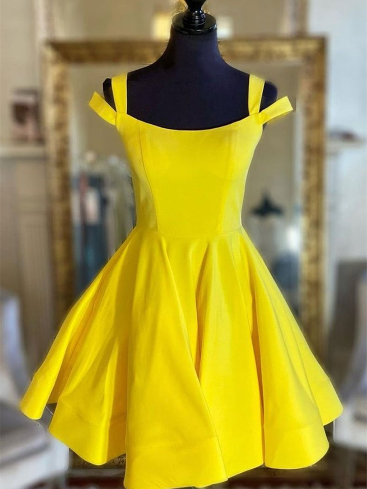 Kurzes A-Linien-Abendkleid aus Satin mit schulterfreiem Abschlussball