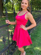 Vestidos Curtos de Cetim com Saia em A e Costas Descobertas para Baile de Finalistas Rosa-fúcsia