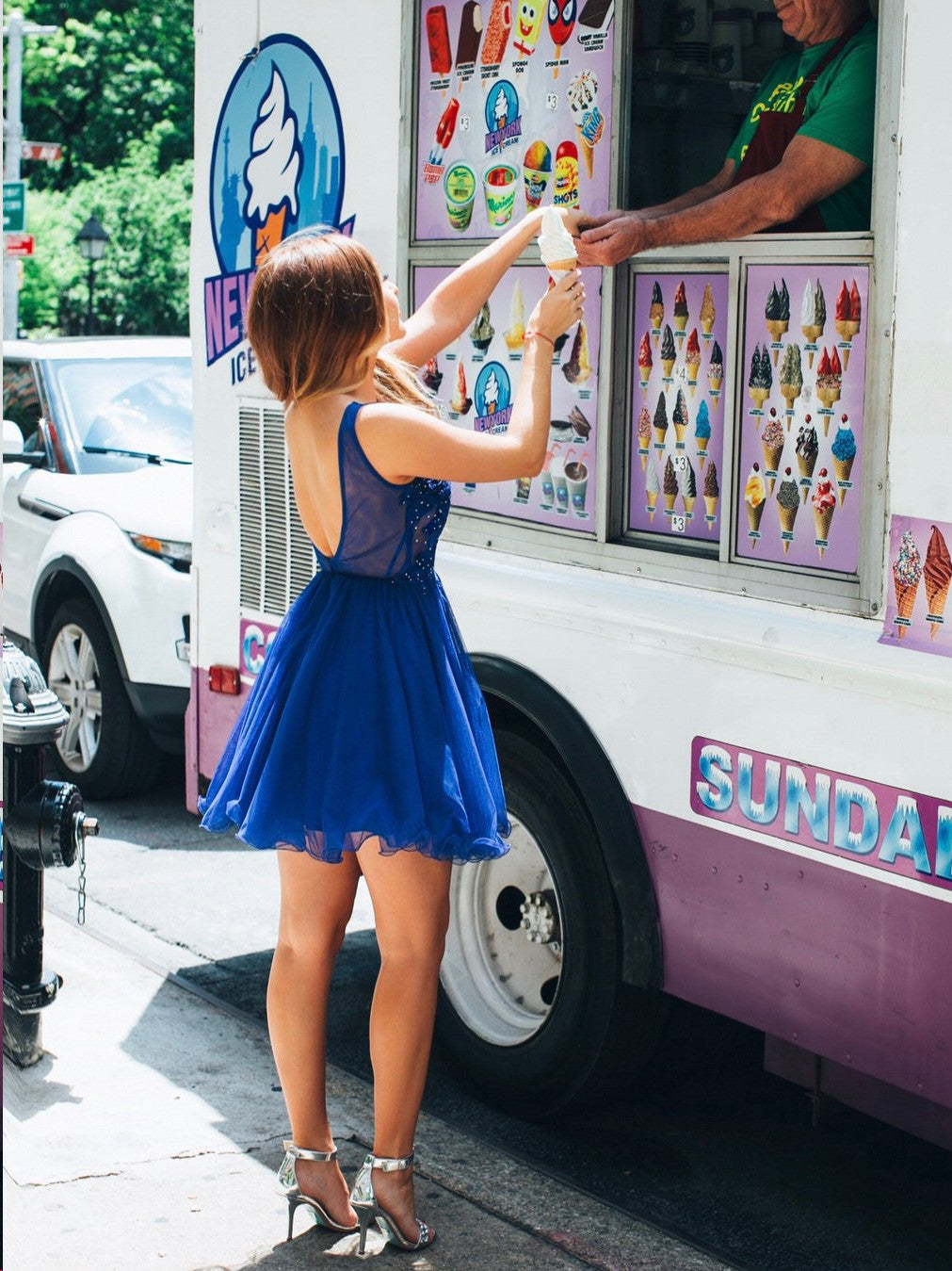 Robe courte évasée à encolure en V avec applications en dentelle et dos nu pour bal de fin d'année