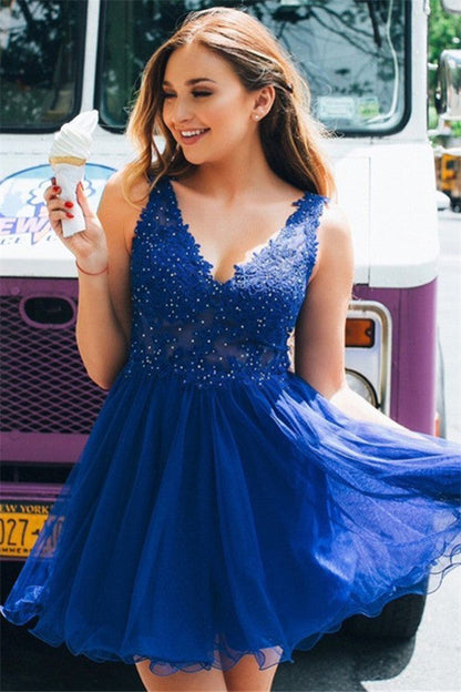 Vestido de fiesta corto de corte A con escote en V, apliques de encaje y espalda descubierta