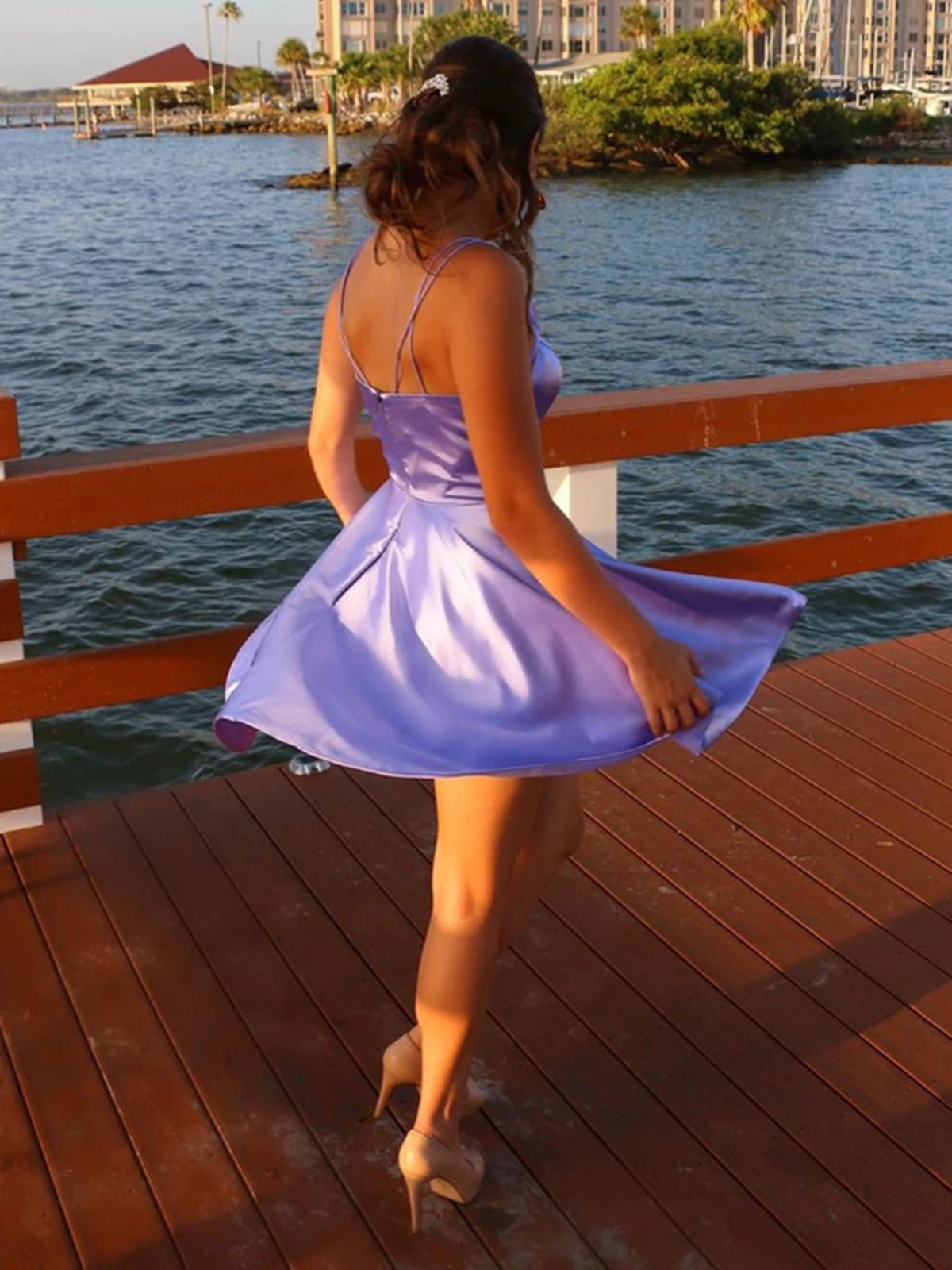 Vestido de fiesta corto de satén con escote en V, corte A y bolsillos, color lila