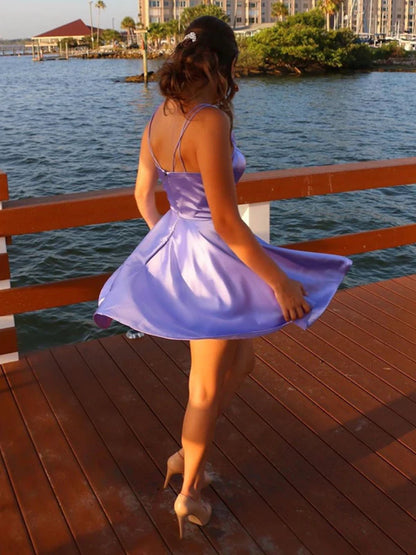 Vestido de fiesta corto de satén con escote en V, corte A y bolsillos, color lila
