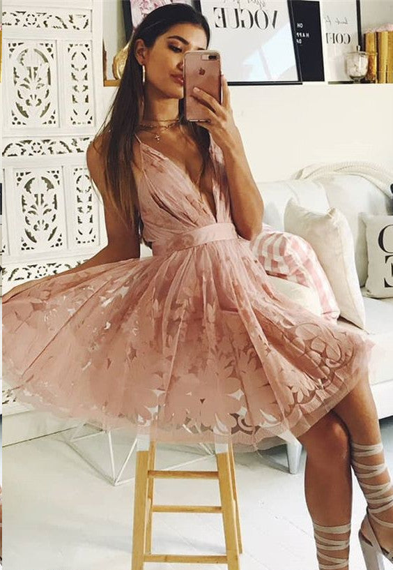 Vestido corto de fiesta con escote en V, tirantes finos, apliques de encaje y corte A