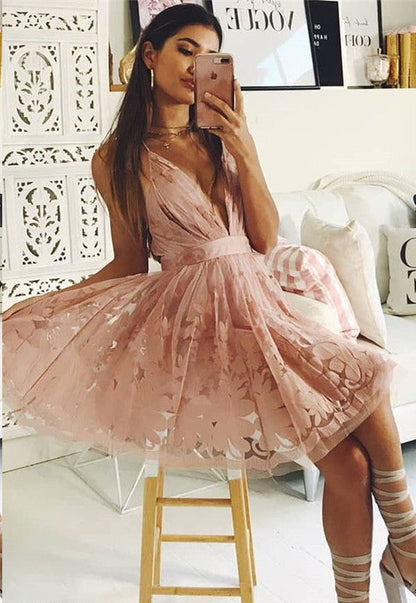 Vestido corto de fiesta con escote en V, tirantes finos, apliques de encaje y corte A