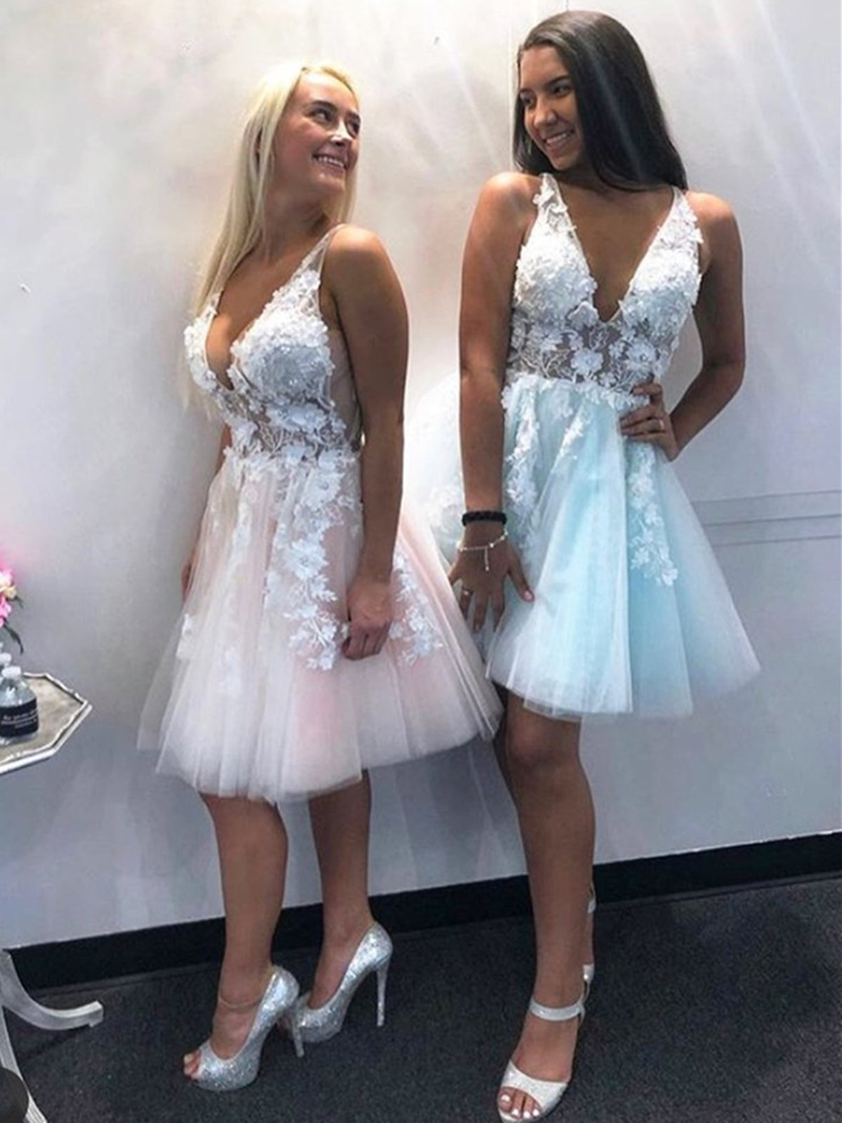 Robes courtes trapèze à col en V en tulle dentelle dos nu pour bal de promo et retour à la maison
