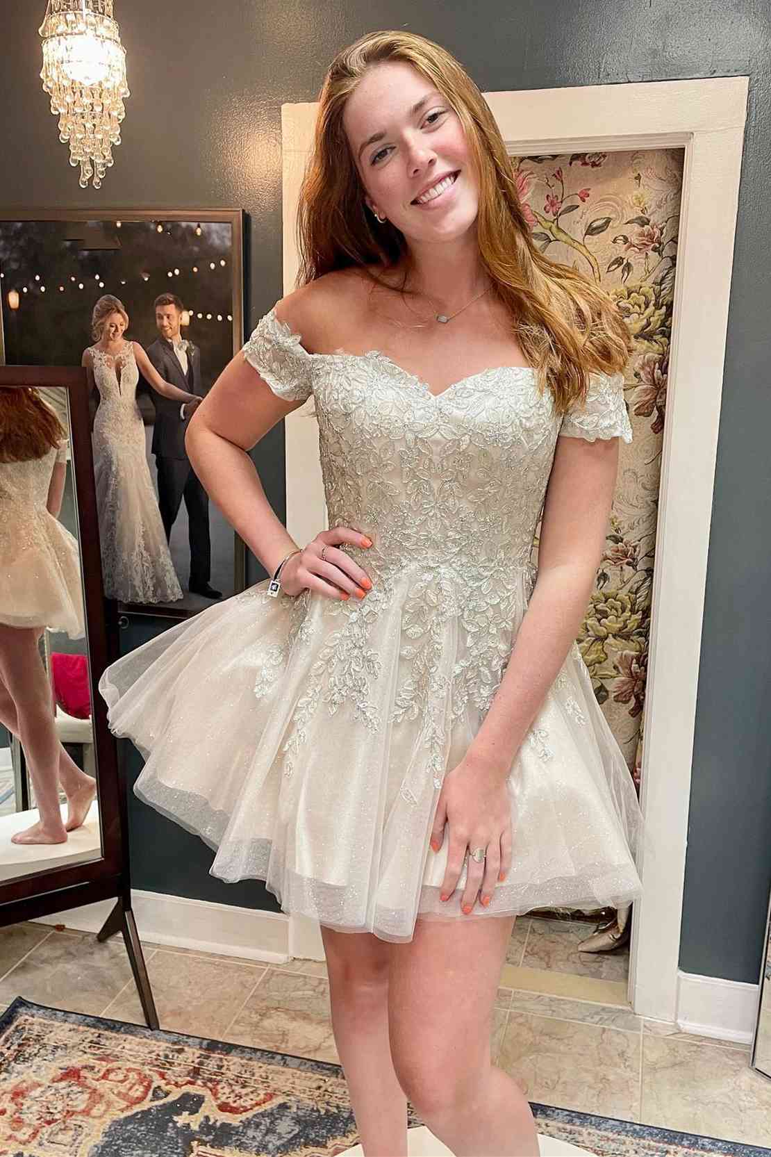 Robe courte de fête en tulle champagne avec épaules dénudées et appliqué
