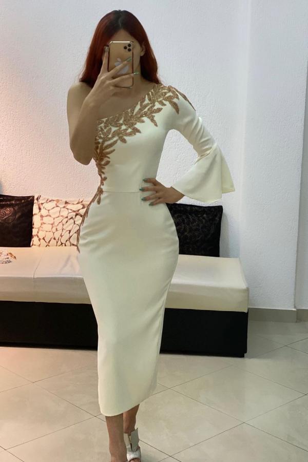 Robe courte de bal à une épaule en satin avec manches