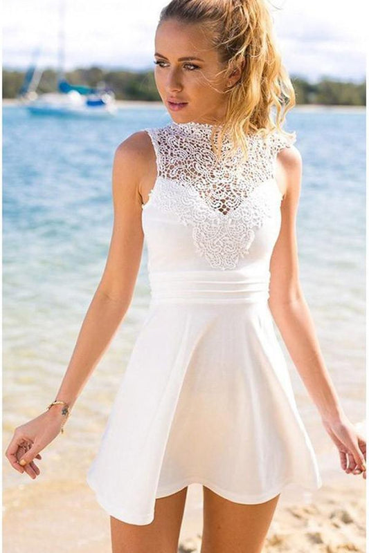 Kurzes, rückenfreies Homecoming-Kleid aus Stretch-Satin mit Spitze in Weiß