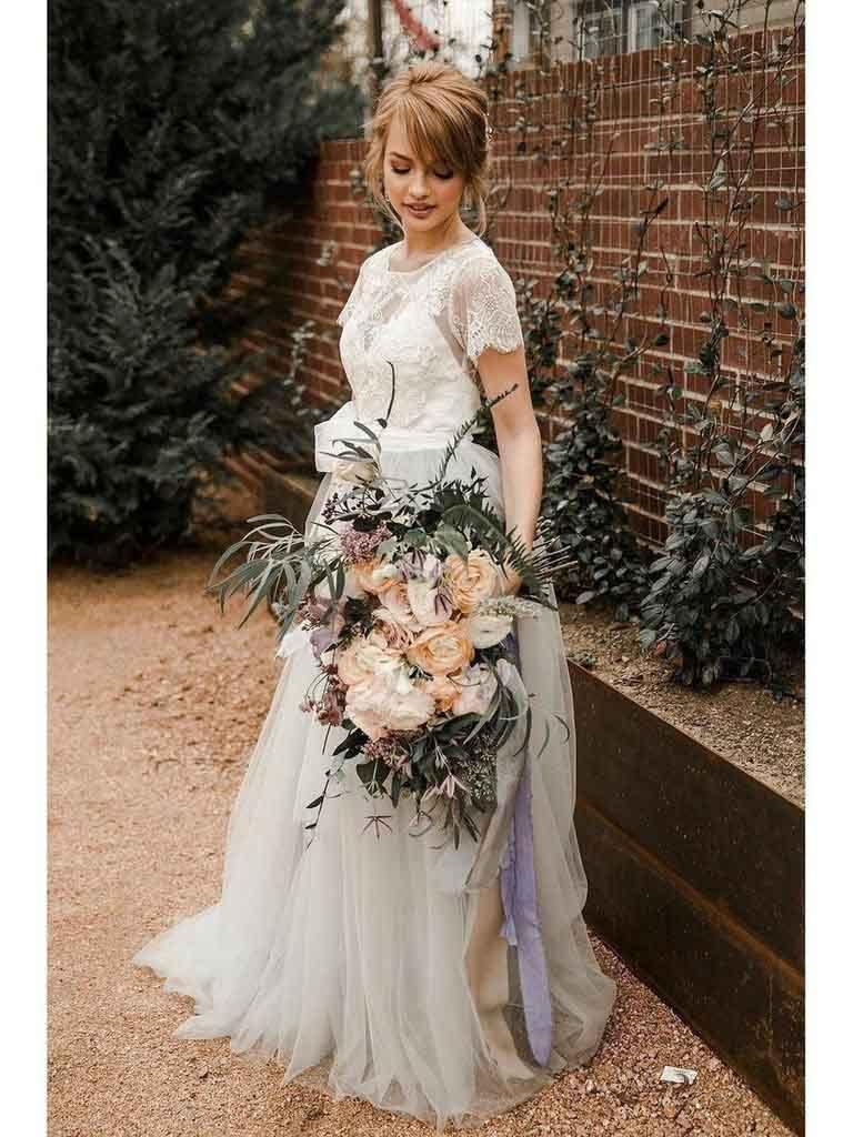 Kurzärmlige silberne Brautkleider aus Spitze und Tüll mit Schärpe