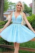 Robe de bal bleue en tulle, courte, décolleté en V, ligne A, dos en dentelle sans dos