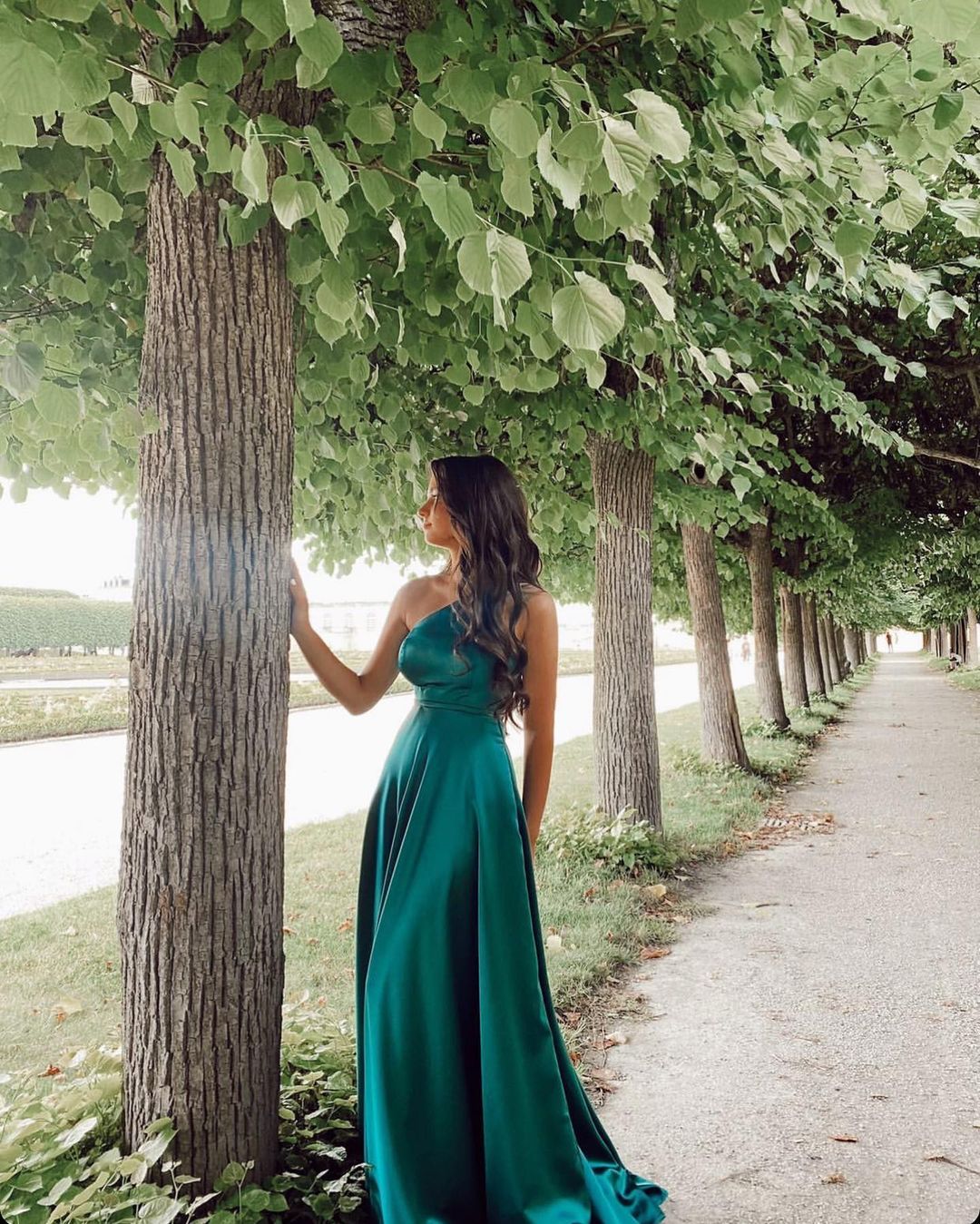 Schlichtes langes A-Linien-Ballkleid aus Satin mit einer Schulter