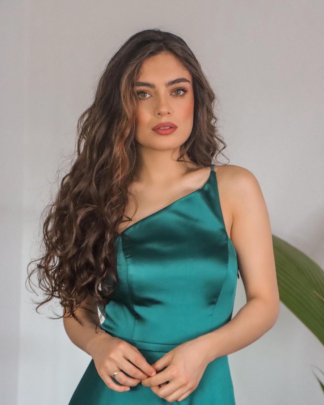 Schlichtes langes A-Linien-Ballkleid aus Satin mit einer Schulter