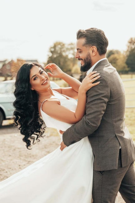Robe de mariée simple en satin, sans manches, coupe trapèze avec fente latérale